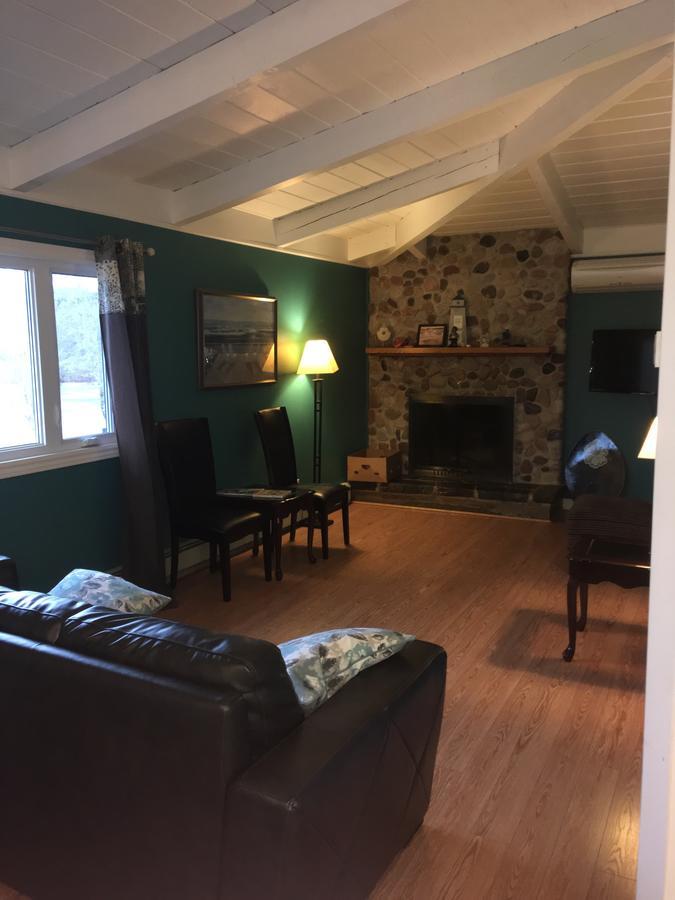 Webbers Lake Charlotte Motel Queen And Double Bed Exterior photo
