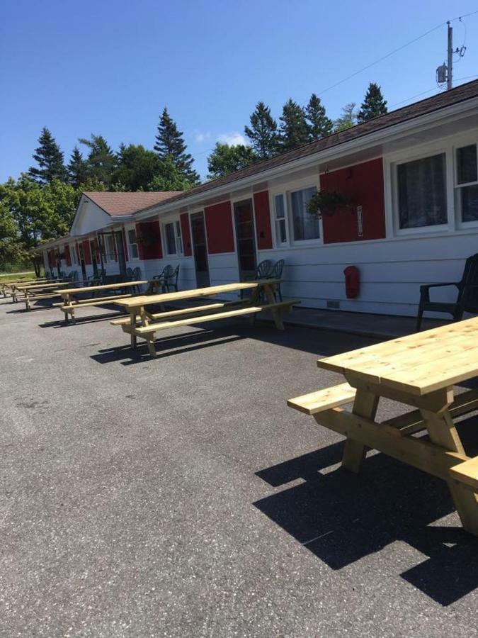 Webbers Lake Charlotte Motel Queen And Double Bed Exterior photo