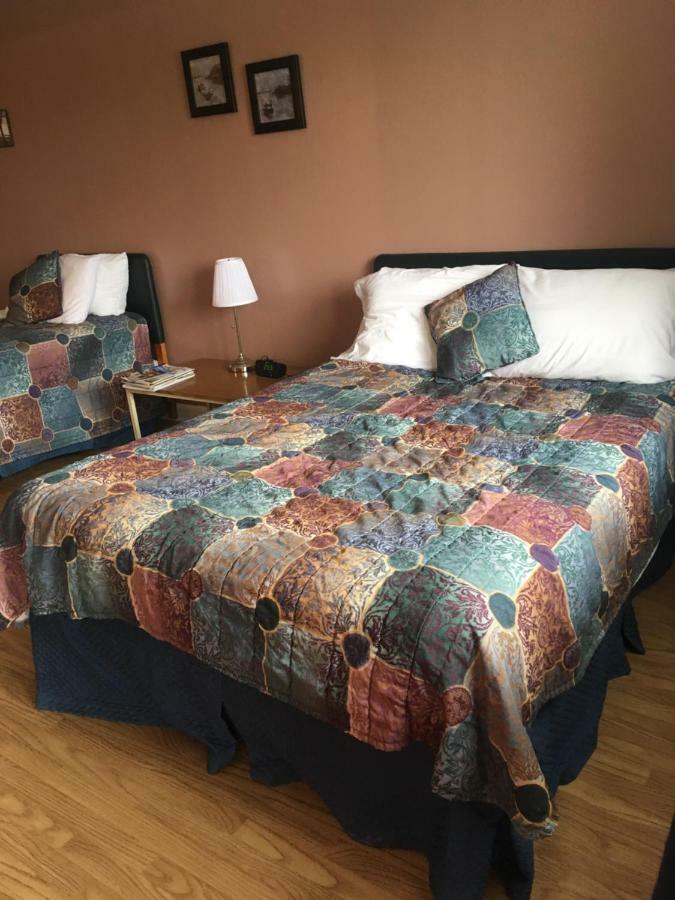 Webbers Lake Charlotte Motel Queen And Double Bed Exterior photo